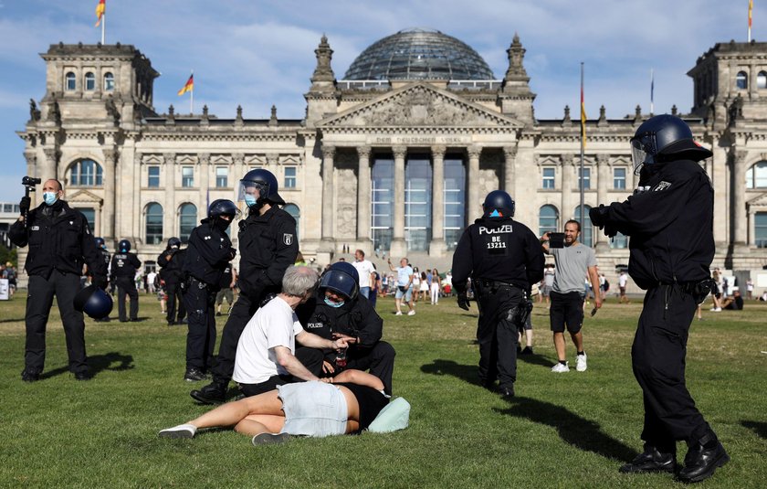 Koronawirus w Niemczech: protesty przeciwko restrykcjom