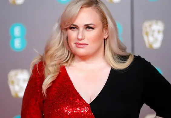 Rebel Wilson na gali BAFTA o royalsach, koronawirusie i totalnej porażce "Kotów"