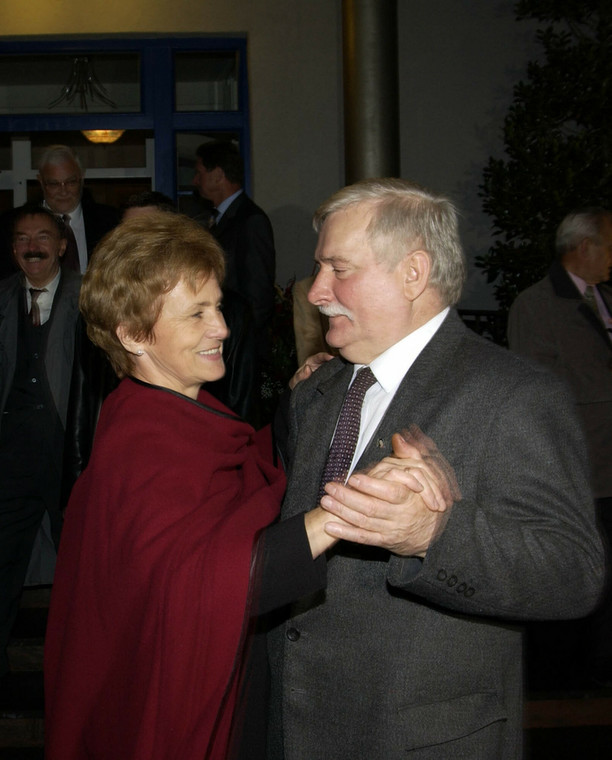 Wałęsowie w 2002 roku podczas urodzin Lecha Wałęsy