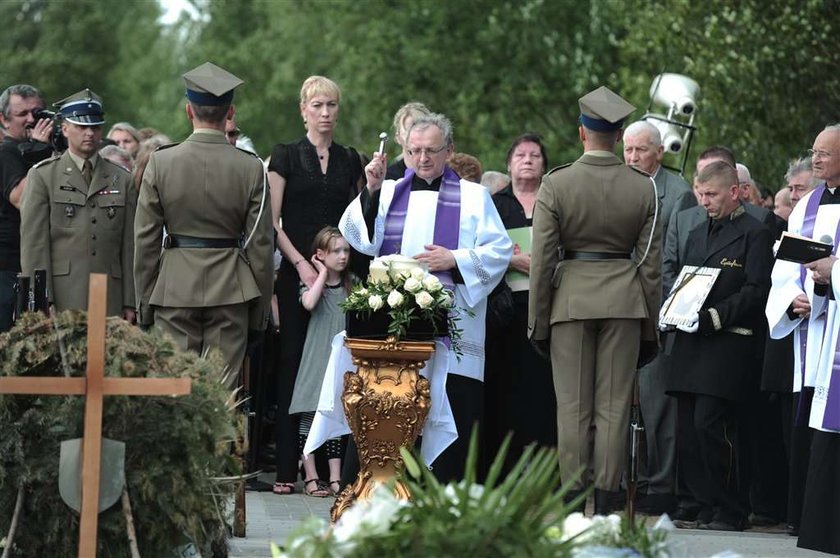 Ostatnia droga Małgorzaty Dydek. Pogrzeb Małgorzaty Dydek w Ząbkach. Urna z prochami Małgorzaty Dydek