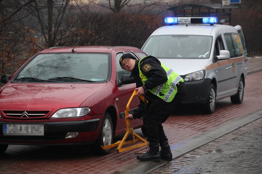 Strażnik zakłada blokadę