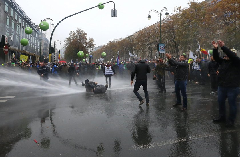 Wojskowi bili brawo policji, która potraktowała ich armatkami wodnymi