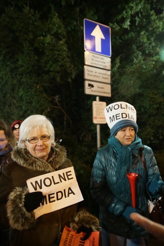 Przed Sejmem przeciwko ograniczeniu praw dziennikarzy do relacjonowania obrad parlamentu protestuje Komitet Obrony Demokracji