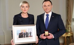 Pierwsza dama z wielkim dystansem do siebie. Na WOŚP przekazała słynne zdjęcie ze ŚDM