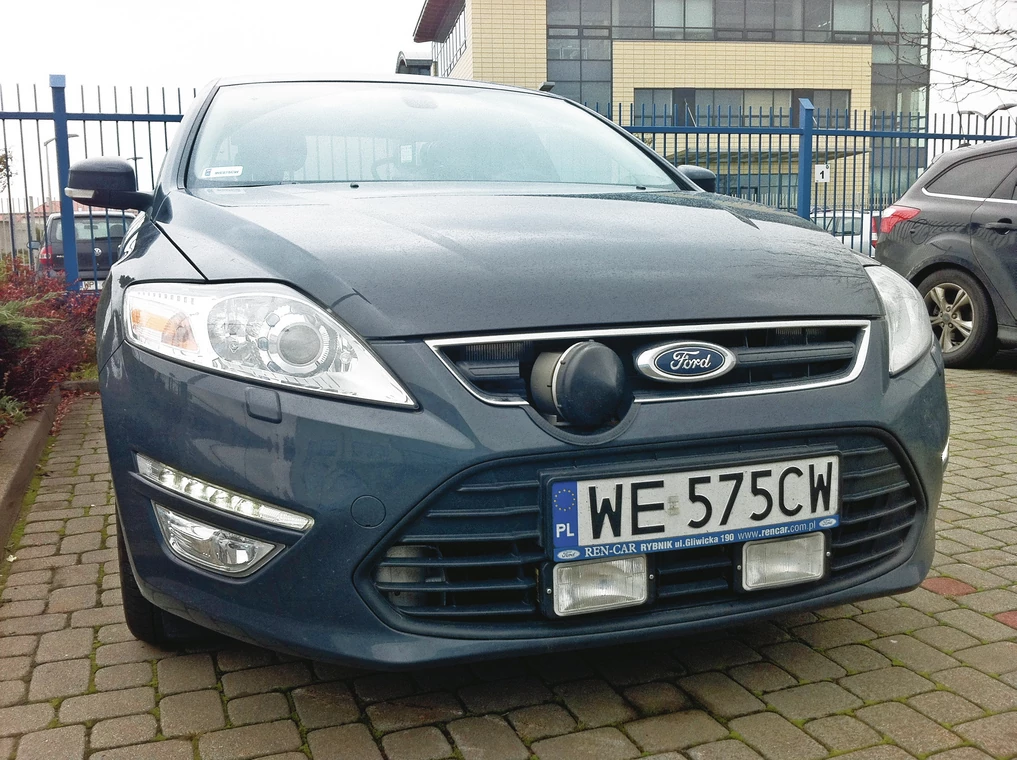 Nieoznakowany Ford Mondeo z głowicą radaru GITD