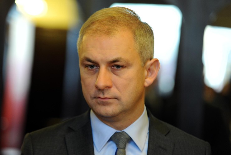 <b>Grzegorz Napieralski</b>
<br>
<br>
Polityk SLD kończył politologię na Uniwersytecie w Szczecinie. Podczas studiów dorabiał na życie m.in. w stoczni i w drukarni, w której zdarzało mu się pracować na wyczerpujące nocne zmiany. Lepiej zaczęło mu się powozić po studiach, gdy podjął pracę w dziale promocji zachodniego koncernu tytoniowego.