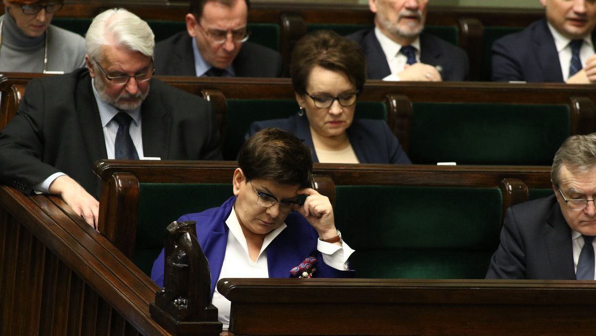 Nagrody rządu Beaty Szydło. NIK: otrzymało je 17 osób z KPRM