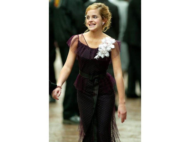 2004 rok. Jeszcze nie kobieta, ale już fashionistka. Emma Watson na londyńskiej premierze „Harry Potter i Więzień Azkabanu”