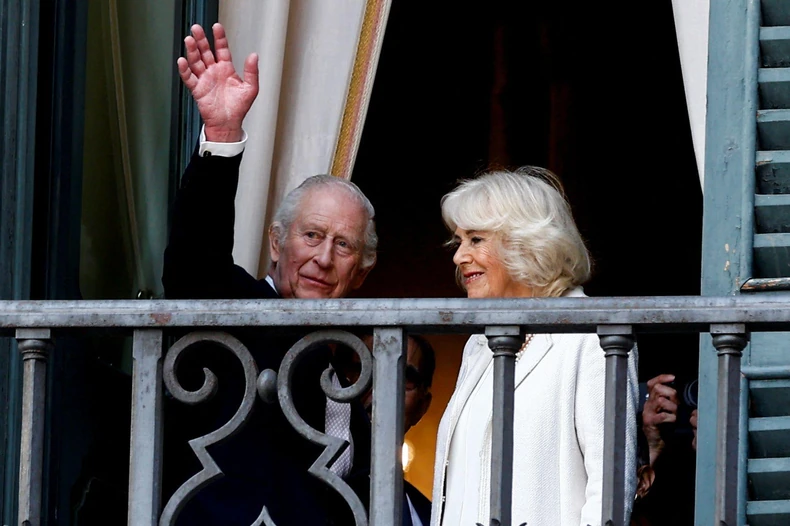 Kralj Čarls Treći i kraljica Kamila pozdravljaju okupljene sa balkona italiajnskog parlamenta | Foto: REUTERS/Vincenzo Livieri