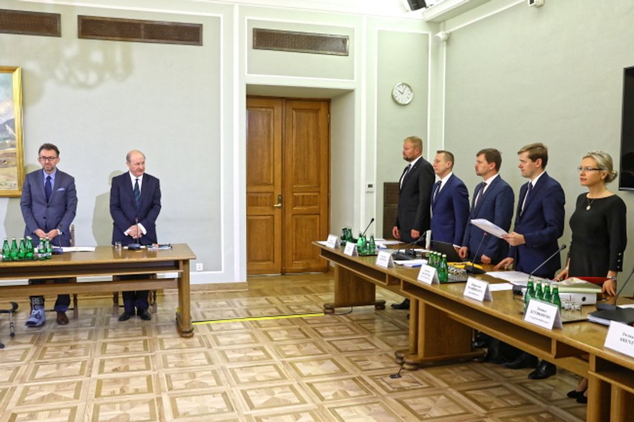 Warszawa, 18.07.2018. Były minister finansów w rządzie PO-PSL Jan Vincent Rostowski (2L) i jego prawnik Marek Chmaj (L) podczas przesłuchania b. ministra przez sejmową komisję śledczą ds. Amber Gold w składzie od lewej: Witold Zembaczyński, Krzysztof Brejza, Wojciech Zubowski, Jarosław Krajewski, przewodnicząca Małgorzata Wassermann, 18 bm. w Sejmie.