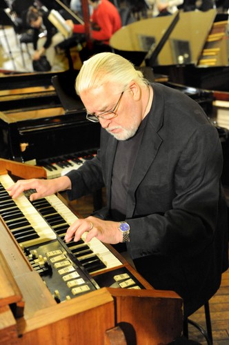 Jon Lord podczas próby przed koncertem z węgierską Gyoer Philharmonic Orchestra – 24 marca 2010
