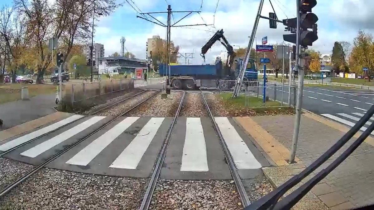 Ciężarówka z podniesionym żurawiem zerwała sieć trakcyjną na Żoliborzu