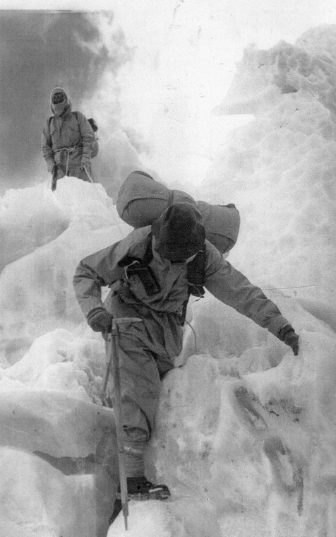 Na pierwszym planie Bill House między serakami lodowca Godwin-Austen W tle asekurujący go Charlie Houston (1938) 