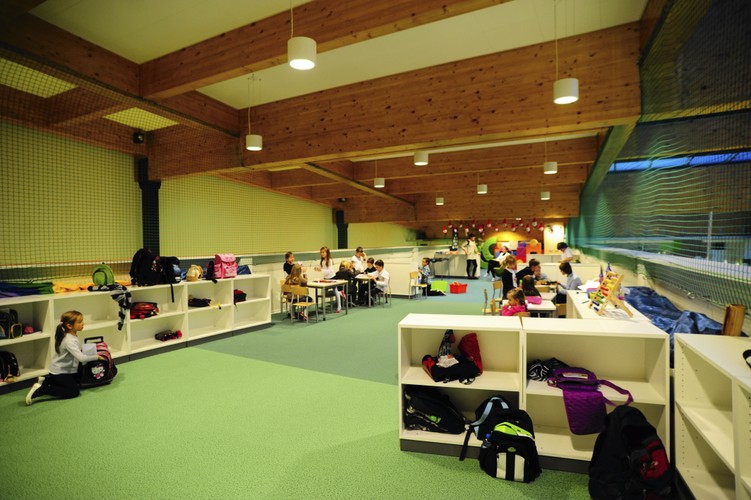 Z początkiem września 2013 naukę w Centrum Edukacji i Sportu w Mysiadle rozpoczęło 500 dzieci. Docelowo ma być ich ponad 900.