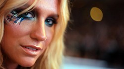 Ke$ha przegięła – wypiła na wizji własny mocz