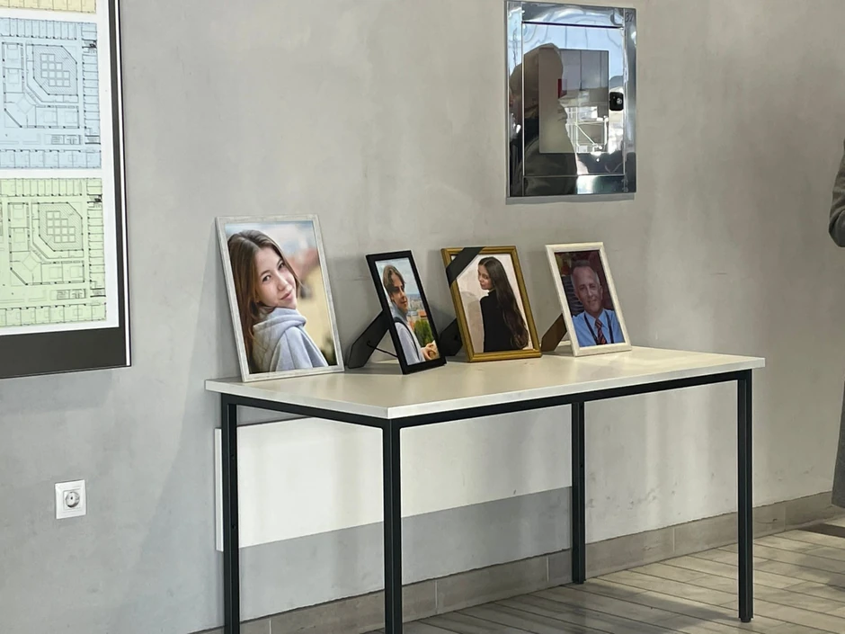 Fotografije koje su roditelji žrtava postavili na ulazu u Viši sud 