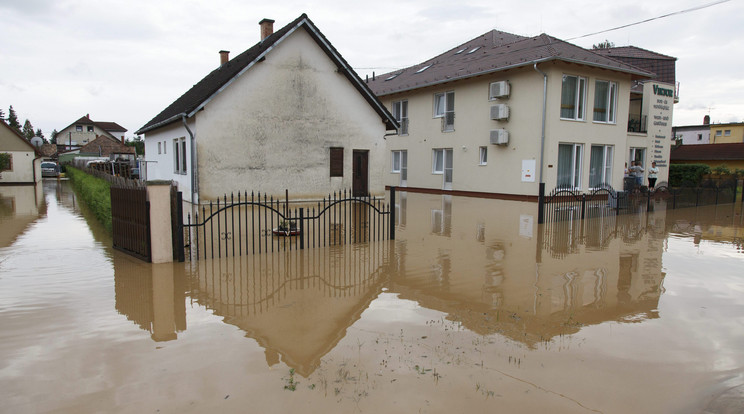 A szeszélyes időjárás rengeteg ember otthonát tette tönkre /Fotó: MTI-Varga György