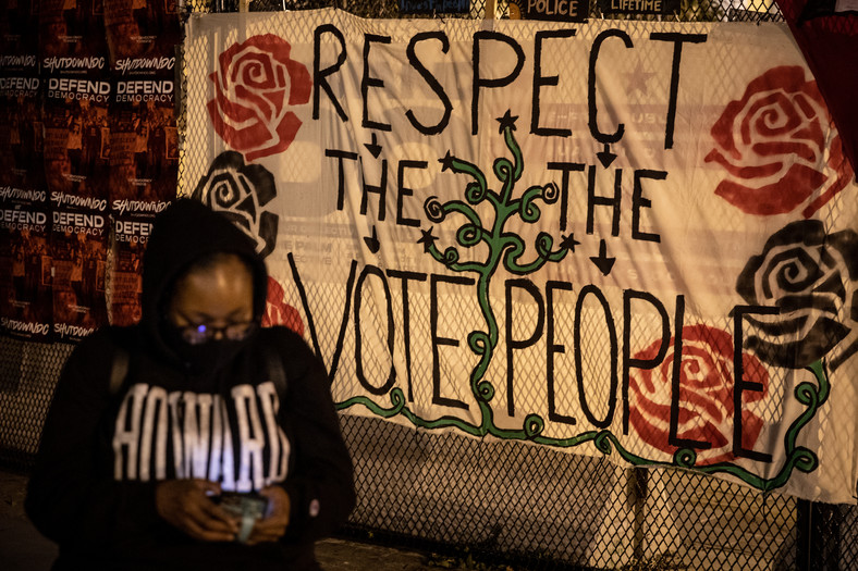 Kobieta przed znakami z napisem "Black Lives Matter" umieszczonymi przed Białym Domem, 4 listopada 2020 r.