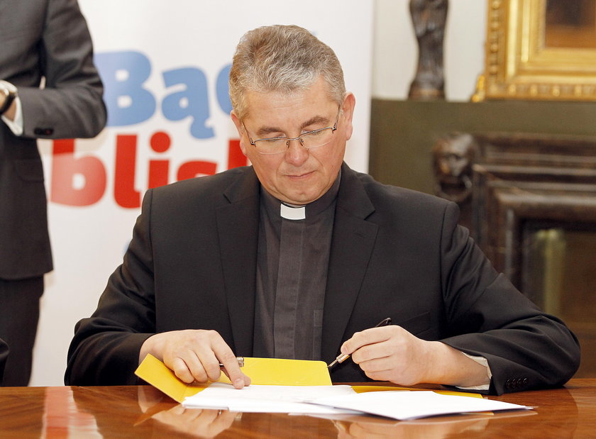 Ksiądz na konferencji