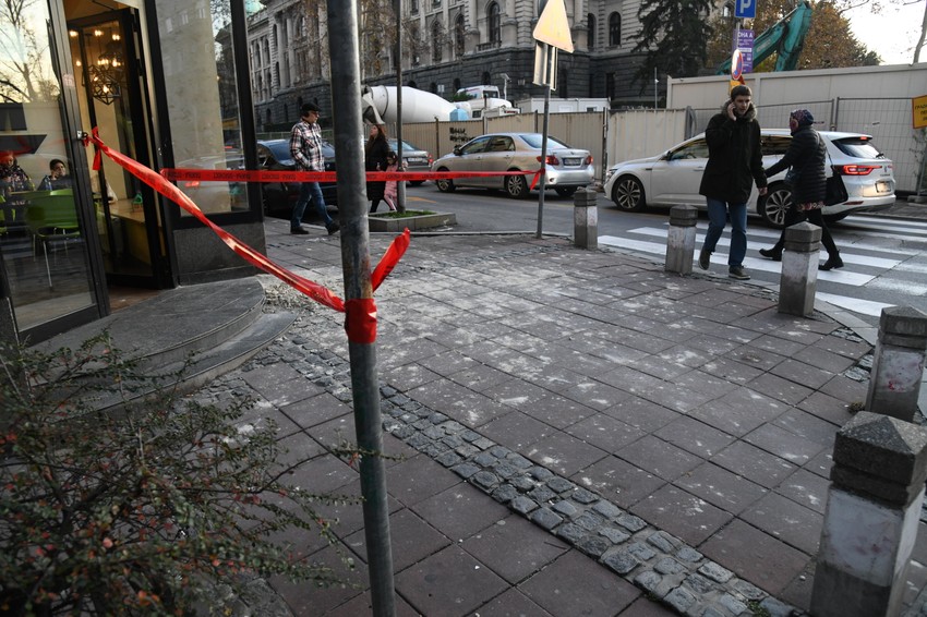 Komadići fasade na trotoaru 