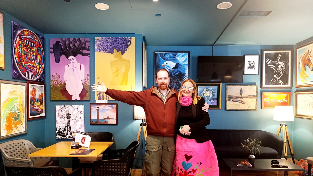 (FOTO) IZLOŽBA SLIKA NA 122 METRA VISINE 