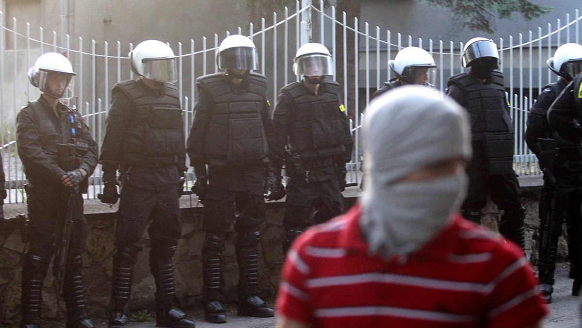 Zmarły w lipcu ubiegłego roku 21-letni Adrian z Zawiercia nie został pobity przez policjantów, jego śmierć była skutkiem zażycia dopalaczy - ustaliła częstochowska prokuratura i umorzyła śledztwo w tej sprawie. Śmierć młodego mężczyzny wywołała w mieście zamieszki.