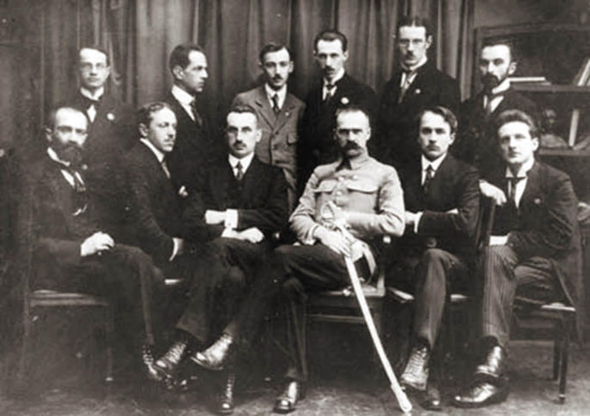 Józef Piłsudski z Komendą Naczelną POW w 1917, źródło: Wacław Lipiński „Walka zbrojna o niepodległość Polski 1864-1918", Warszawa 1935