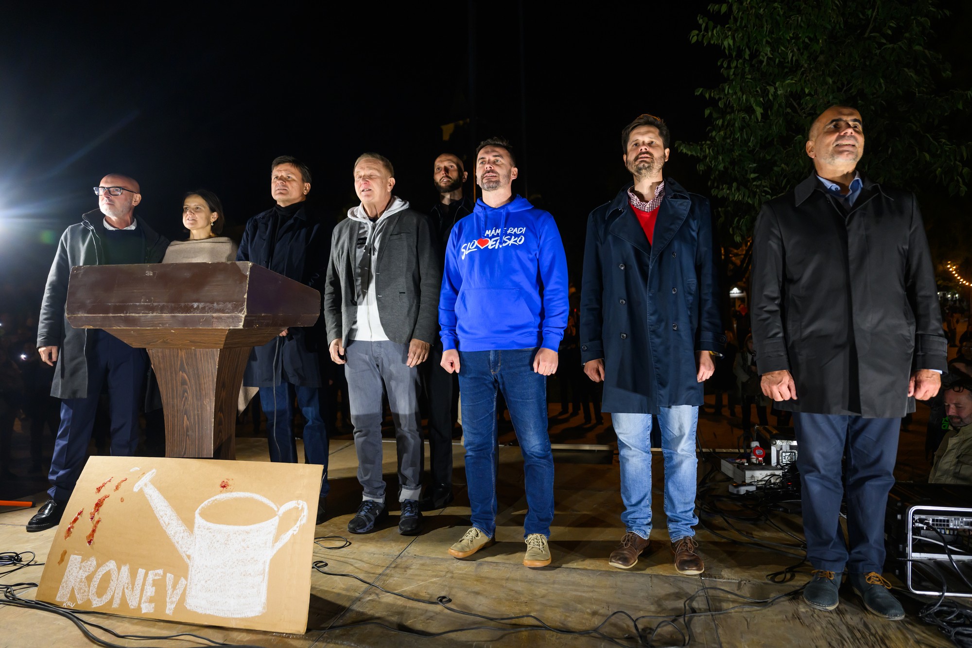 Zľava Branislav Gröhling, Mária Kolíková, Alojz Hlina, Nikita Slovák, Michal Truban, Michal Šipoš, Michal Kiča a Marián Čaučík spievajú hymnu na zhromaždení.