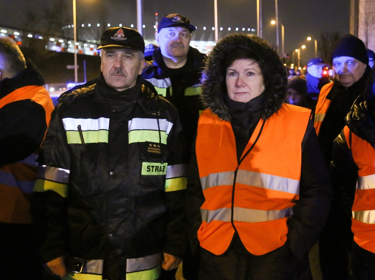 Hanna Gronkiewicz-Waltz podczas ćwiczeń w metrze