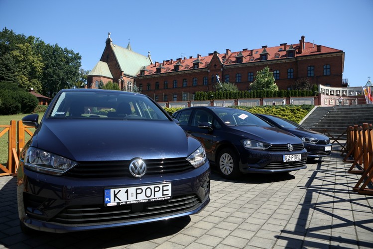 Samochody Volkswagen Golf, którymi poruszał się papież Franciszek podczas Światowych Dni Młodzieży stoją przed Sanktuarium Bożego Miłosierdzia w krakowskich Łagiewnikach