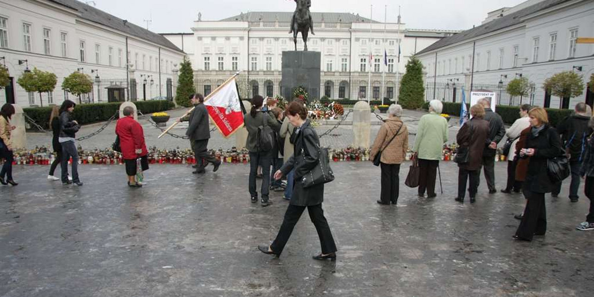 Tysiące zniczy i kwiatów, które Polacy przez ostatni tydzień układali przed Pałacem Prezydenckim, by upamiętnić tragicznie zmarłą parę prezydencką Lecha i Marię Kaczyńskich, w poniedziałek rano niemal w całości uprzątnięto