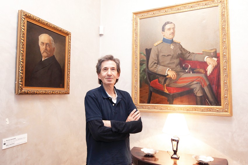 Lazar Šećerović pored portreta kralja Aleksandra Karađorđevića iz 1923. godine