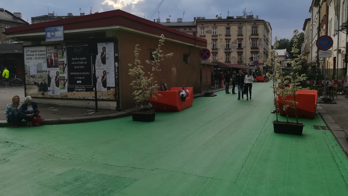 Dwie z czterech ulic okalających popularny plac Nowy w Krakowie zostało pomalowanych zieloną farbą. Pojawiły się też drzewa i ławki. Ograniczony został też ruch samochodów. To eksperyment mający pomóc odzyskać przestrzeń w zabytkowej części miasta dla pieszych i turystów.