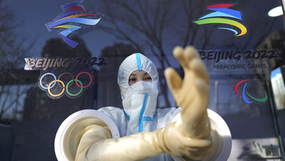Tovább szedi áldozatait a koronavírus a téli olimpián: hat sportoló reptéri tesztje lett pozitív