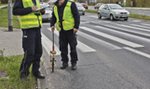 Pchnął kobietę wprost pod nadjeżdżające auto. Policja szuka świadków