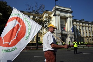 Sadownicy protestują w Warszawie. Chcą eksportować jabłka do Rosji