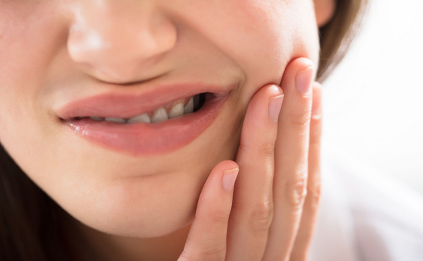 Ból zęba. Jak sobie z nim radzić? Najlepsze domowe sposoby, które przynoszą ulgę