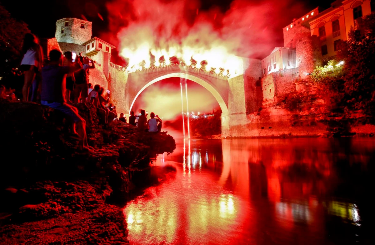 Skakači drže baklje kao deo ceremonije