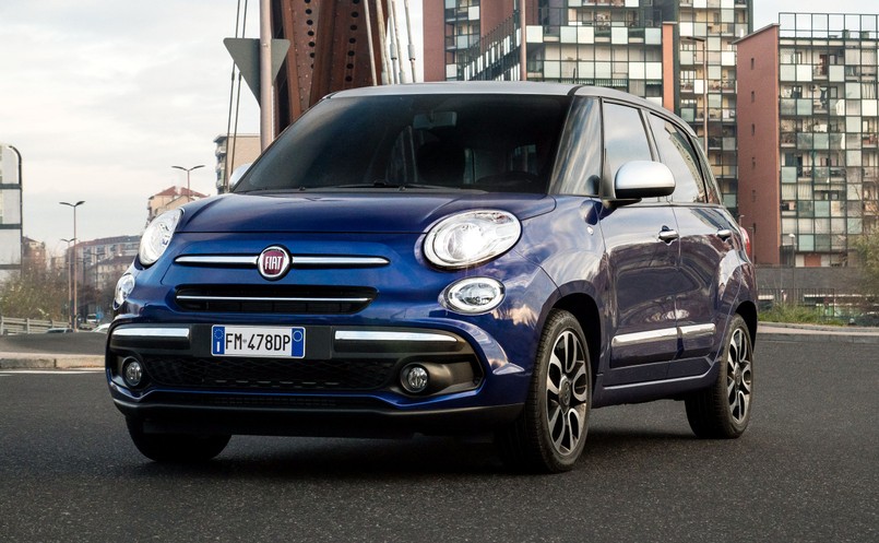 Fiat 500L przyciąga barwami Venecia Blue i Maestro Gray oraz 17-calowymi obręczami kół z metali lekkich