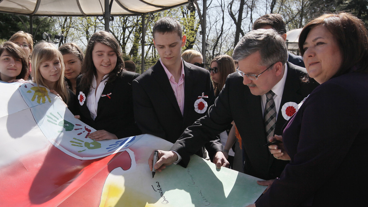 Podczas spotkania z uczniami gimnazjum z Ożarowa Mazowieckiego w Ogrodach Belwederskich Bronisław Komorowski nie ustrzegł się kolejnej wpadki. Zapraszając do udziału w "majówce z Polską" prezydent powiedział, że Konstytucja 3 Maja była "drugą na kontynencie europejskim konstytucją nowoczesną".