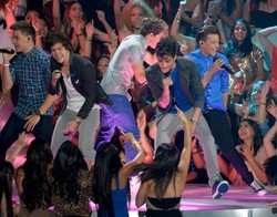 One Direction żyją i balują, póki są młodzi