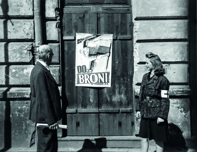 Sierpień, Janina Marisówna-Tomiak z ojcem Adamem Tomiakiem przy ulicy Muranowskiej (fot. Edward Tomiak/Muzeum Powstania Warszawskiego)