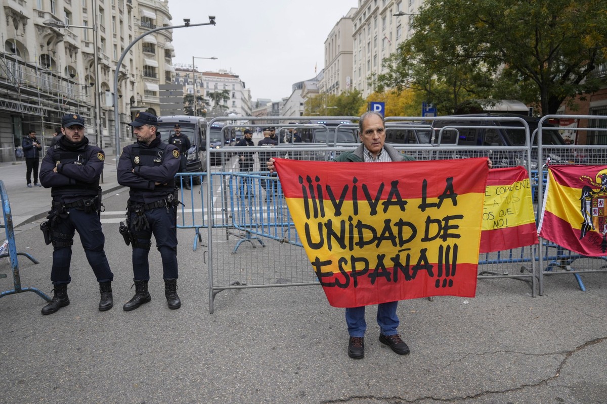 Nadzwyczajna debata na forum Parlamentu Europejskiego w Strasburgu w środę na temat stanu praworządności w Hiszpanii w związku z propozycją ustawy o amnestii dla separatystów katalońskich, którą lewica uzgodniła z partiami secesjonistycznymi w zamian za poparcie dla utworzenia rządu Pedro Sancheza, wywołuje liczne komentarze w mediach