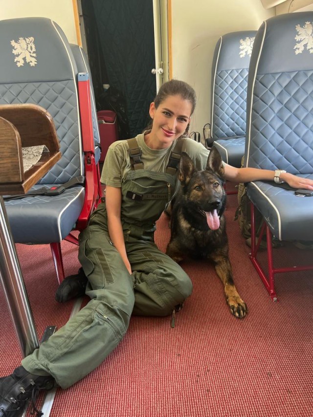 Lenka Růžková bola letuška vládnej letky a tiež vojačka. 