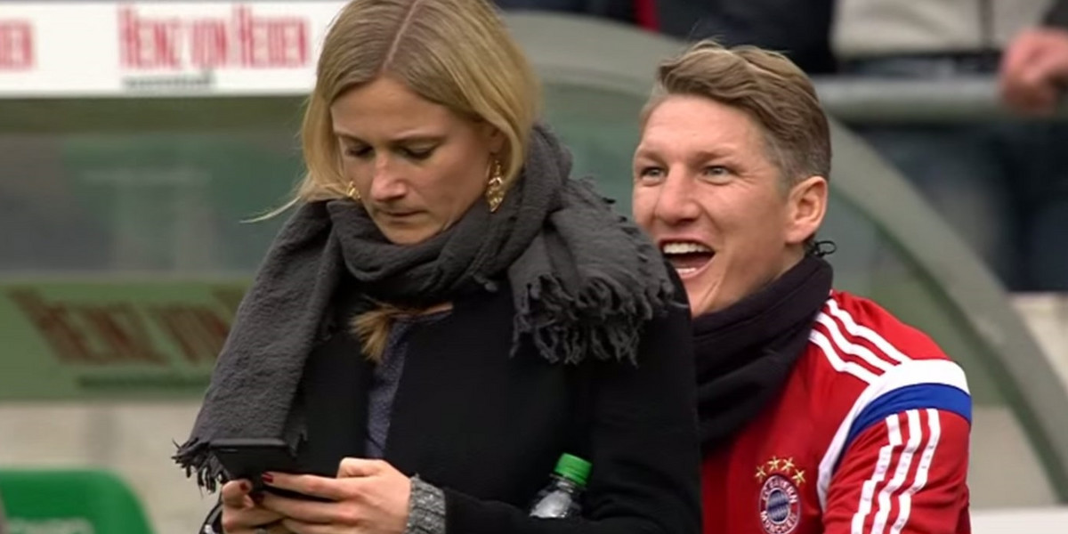 Bastian Schweinsteiger zrobił psikusa kierowniczce klubu! Zobacz wideo