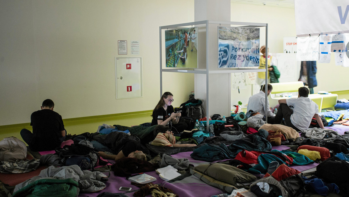 Lekarze rezydenci, prowadzący głodówkę w Dziecięcym Szpitalu Klinicznym w Warszawie, na prośbę władz szpitala, zmienili miejsce protestu. Z hallu głównego placówki, przenieśli się do części administracyjnej szpitala.