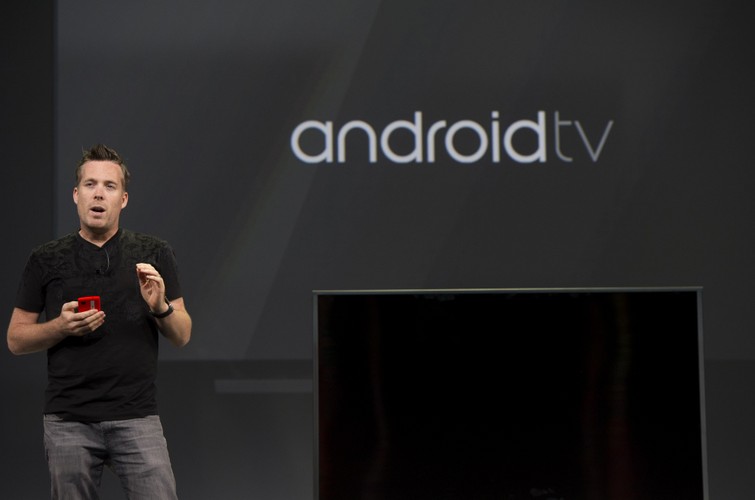 <b>... i telewizora</b>
<br><br>
Dopełnieniem nowego ekosystemu Google'a jest system Android TV stworzony z myślą o dużych prostokątnych urządzeniach, które stoją w naszych salonach. Będzie to już drugie podejście firmy z Mountain View do tematu Smart TV - miejmy nadzieję, że bardziej udane. Android TV będzie nie tylko telewizyjnym OS-em, ale i multimedialnym hubem, który da nam dostęp do filmów, gier i muzyki dostępnych w sklepie Google Play.