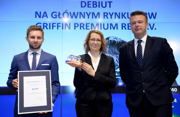 Prezes Griffin Premium RE.. N.V. Dorota Wysokińska-Kuzdra (C), członek zarządu Rafał Pomorski (L) oraz p.o. prezasa GPW Jarosław Grzywiński (P) podczas debiutu spółki na Głównym Rynku warszawskiej Giełdy Papierów Wartościowych, 13 bm. (zuz) PAP/Jacek Turczyk