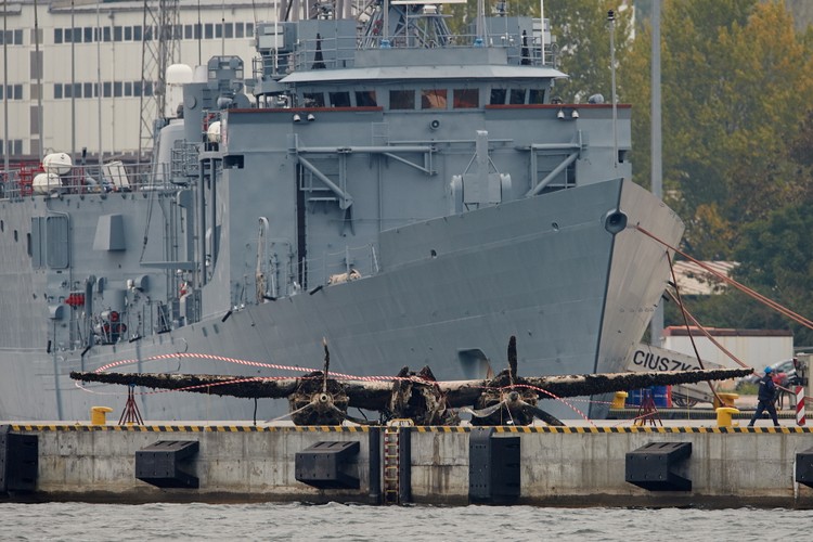 Wrak amerykańskiego bombowca Douglas A-20 z II wojny światowej, wydobyty z dna Bałtyku