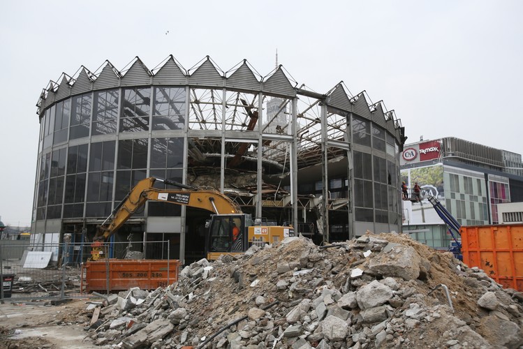 Prace mają potrwać dwa lata. Nowy budynek zostanie wykonany głównie ze szkła i aluminium; zachowa dotychczasowy kształt, ale ma zyskać na lekkości. <br><br> fot. (cat) PAPLeszek Szymański